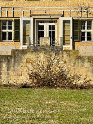 Freitreppe mit Wappen.jpg