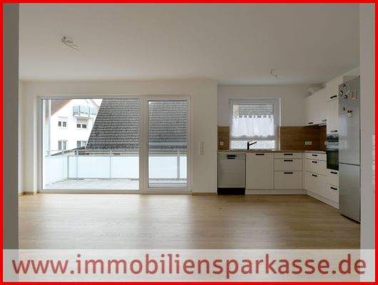 Wohn- und Esszimmer mit Zugang zum Balkon