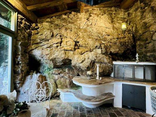 Eine Besonderheit - Wintergarten mit direkter Felswand und Feuerstellen