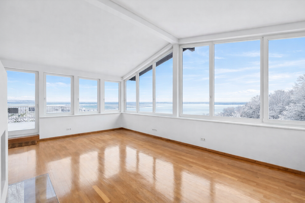 Die Fensterfronten erlauben einen atemberaubenden Panoramablick über die Elbe in weiter Ferne