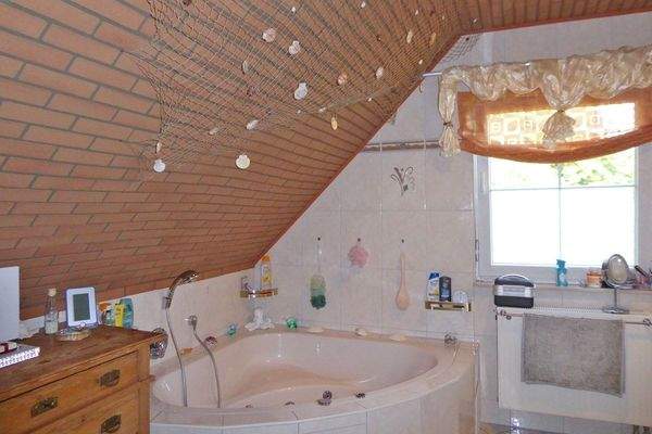 Badezimmer mit Eckbadewanne und Whirlpool-Funktion