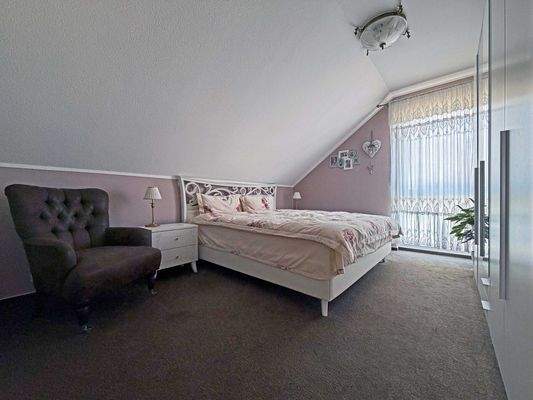 DG Schlafzimmer 1: Ruhiger Rückzugsort für erholsamen Schlaf und entspannte Morgenstunden