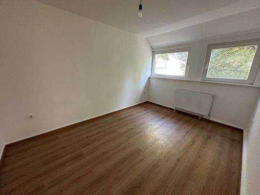 Leeres Zimmer mit Fenster