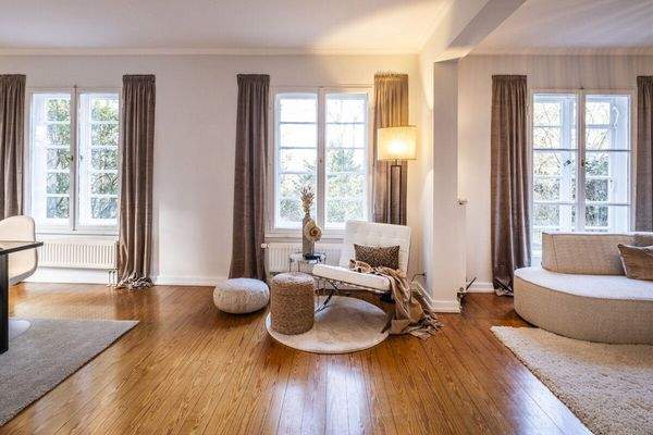 Großzügiger Wohn- und Essberich im Erdeschoss mit Blick zu den Teichwiesen