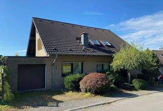 2) Die Hausvorderseite.