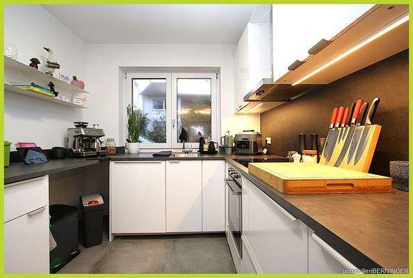 Küche mit Einbauküche