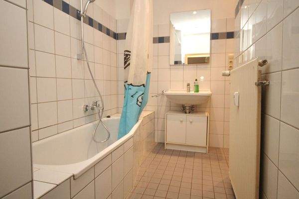 Fensterbad mit Badewanne (als Dusche)