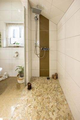 1. OG: Tageslichtbad mit bodenebener Dusche