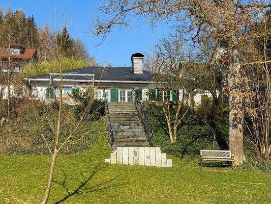 Treppenaufgang vom Grundstück zur Terrasse