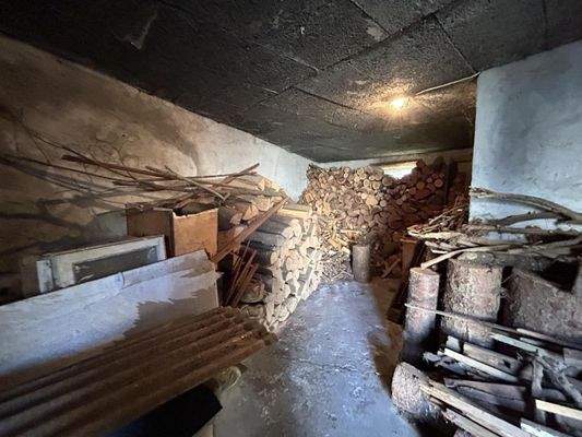 Holzlager im Nebengebäude 