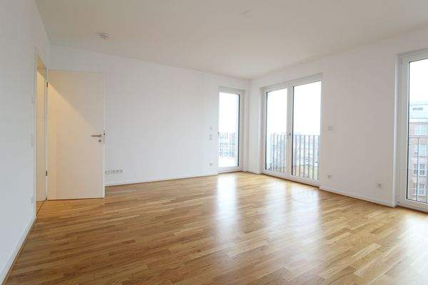 Leere Wohnung mit Parkett