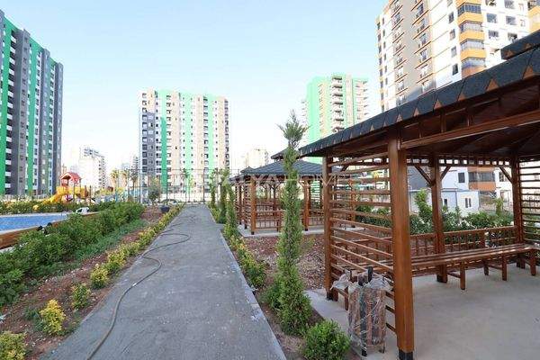 Modern Flats Rich Featured Complex Close to the Sea in Mersin
