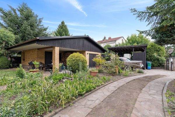 Nebengelass mit Garage