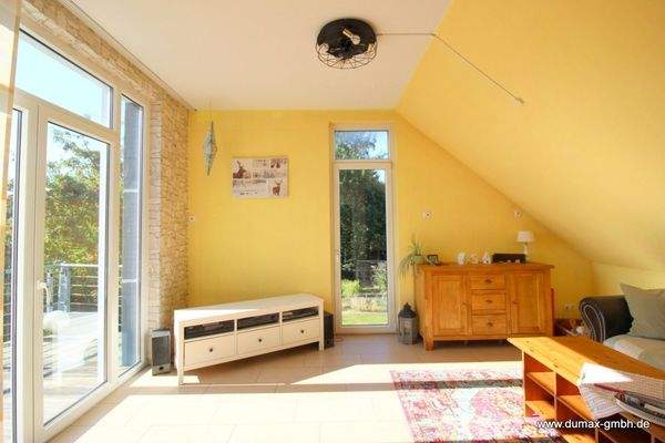 OG Wohnbereich mit Kamin und Ausgang auf den Balkon (1)