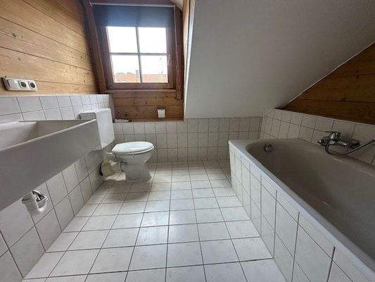 Bad mit Badewanne und Dusche