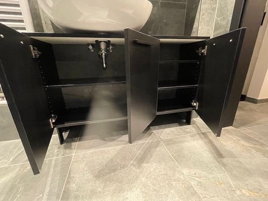 Badezimmer mit Unterschrank.jpg