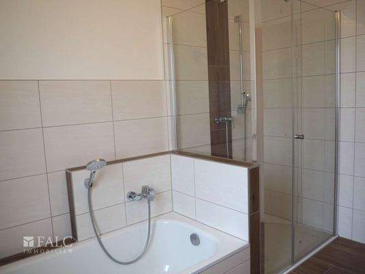 Bad mit Dusche und Wanne