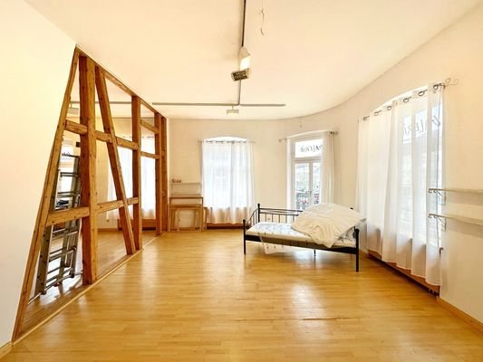 25020 mögliches Showroom mit Balkon im OG