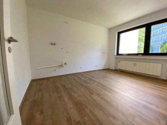 große Küche mit Speisekammer