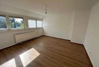 Leeres Zimmer mit Fenster