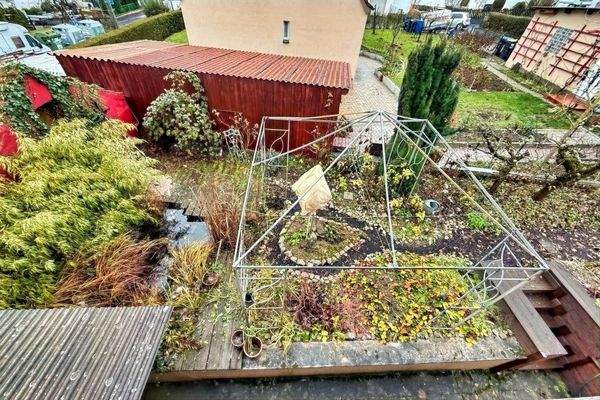 Gartenteich mit Sitzgelegenheit