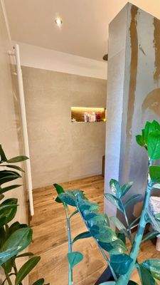 Eingang zur bodengleich gefliester Regenfalldusche