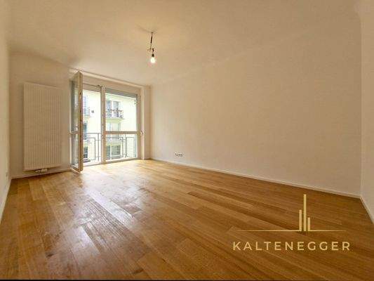 Schlafzimmer ca. 17,10 m² mit Ausgang auf den Balkon