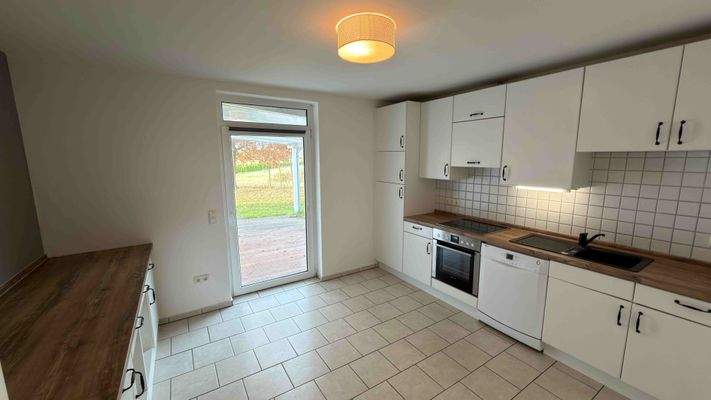 Geräumige Küche mit Ausgang