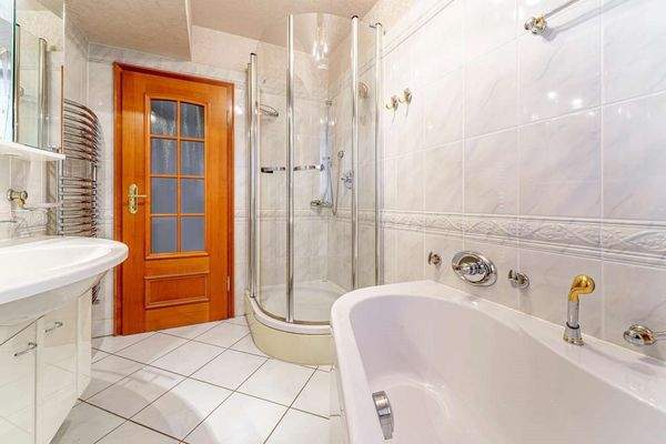 Dusch- und Wannenbad EG