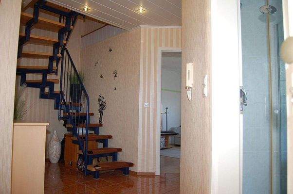 21 Flur DG + Zugang Dachboden.JPG