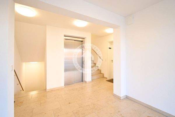 Aufzug u. Treppenhaus