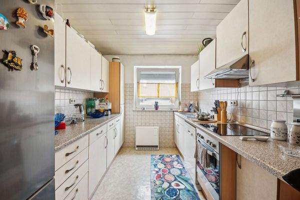 Helle Küche mit Fenster