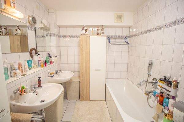 Bad mit Wanne und Dusche