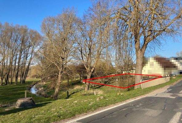 Blick von der Straße mit Markierung