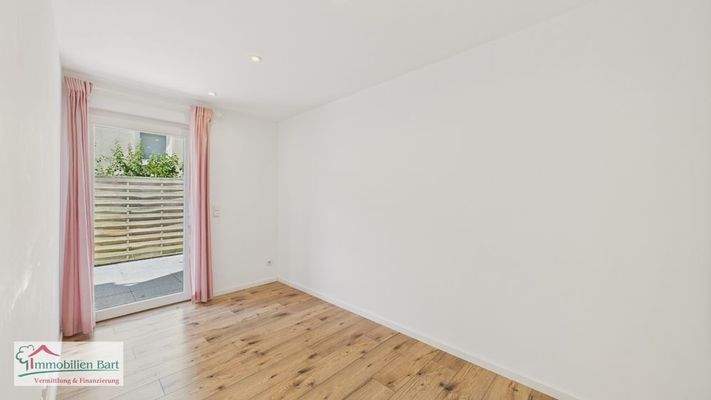 Schlafzimmer mit Zugang zur Terrasse 