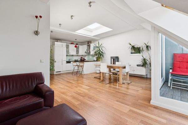 Ein Oberlicht sorgt für freundliche Helligkeit in der offenen Wohnküche