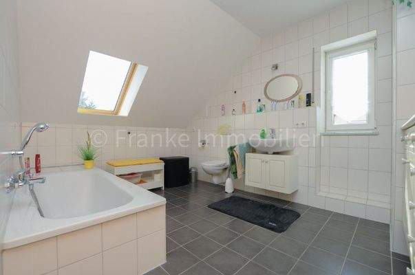 Tageslichtbad mit Badewanne