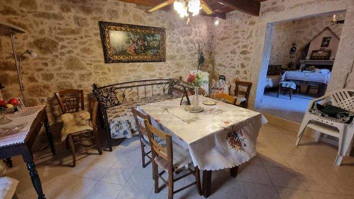 Kreta, Agios Myronas: Einfamilienhaus aus Stein zu verkaufen