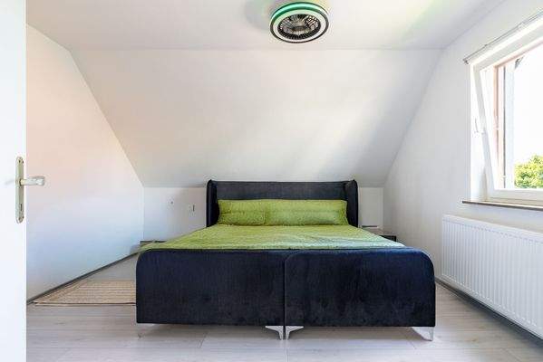 Schlafzimmer im OG (KI)