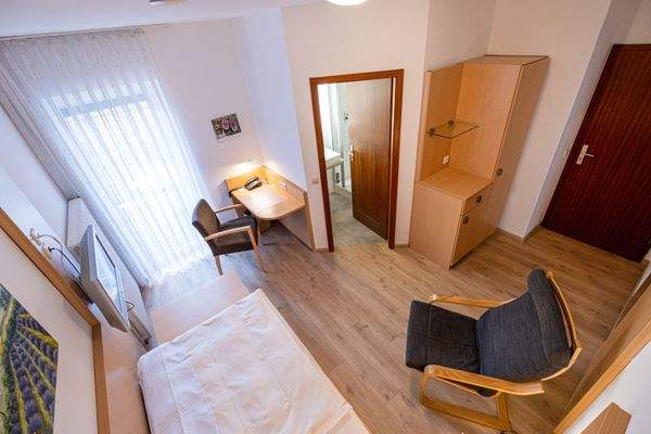 Funktional und gemütlich eingerichtete Zimmer