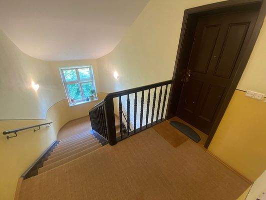 Hausflur_Zugang zur 1. Ebene