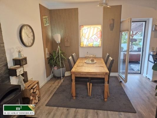 Essbereich mit Zugang zum Balkon