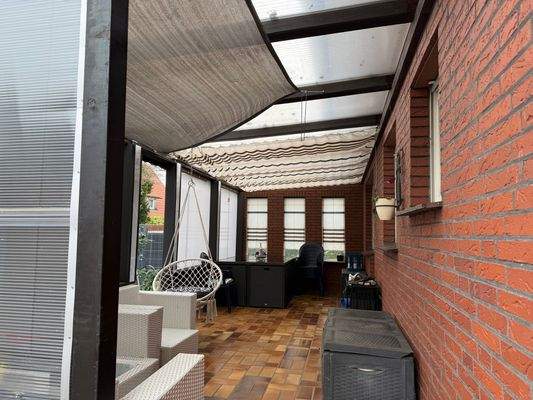 Überdachte Terrasse mit Möbeln