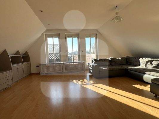 Helles geräumiges Wohnzimmer