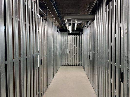 Kellerbereich mit zugeordneten Abteilen