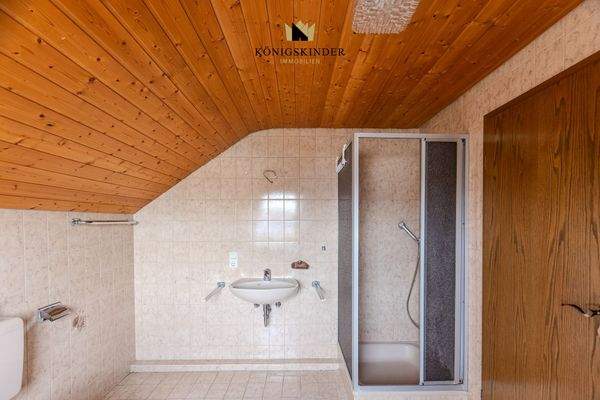 ...mit gegenüberliegenden Badezimmer...