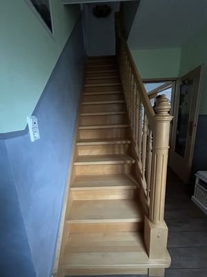 Flur - gepflegte Echtholztreppe ins Dachgeschoss 