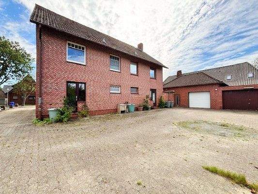 Hausrückseite mit Hof und Doppelgarage.jpg