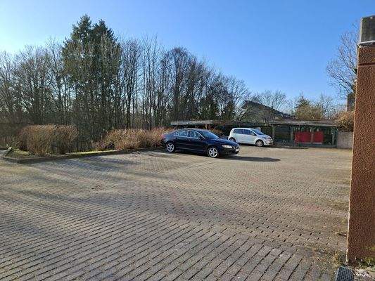 Stellplätze hinter dem Gebäude