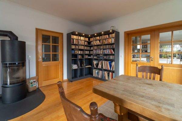 Wohnzimmer mit Zugang zur Küche